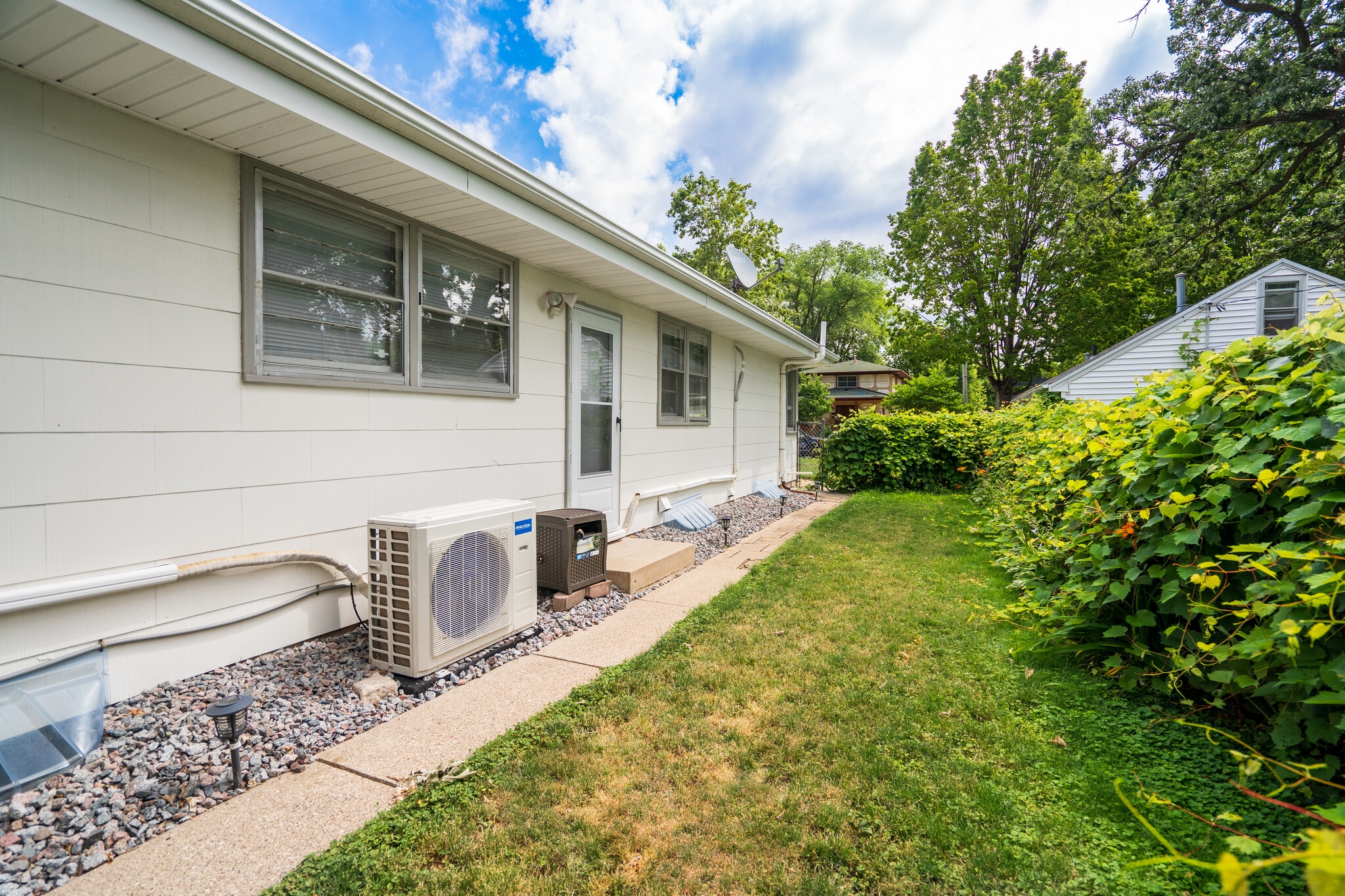 Side Entrance / Side Yard - 5314 Hiawatha Ln
