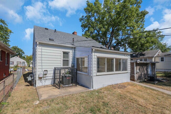 Building Photo - Newly Refreshed 3-Bed Bungalow with Bonus Sunroom & Finished Attic – Columbus Living!