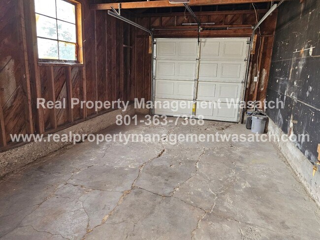 Building Photo - Check Out This 4 Bedroom 2 Bathroom Home i...