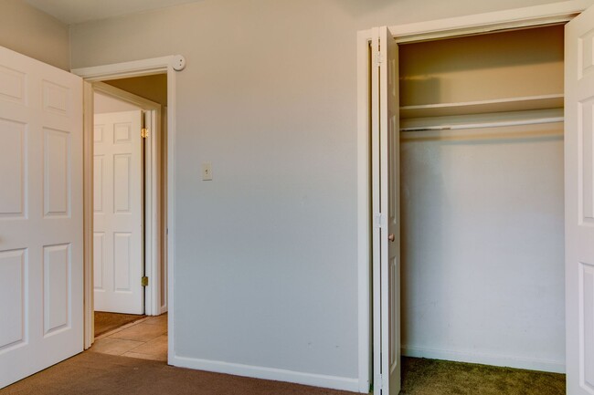 Building Photo - Upstairs Apartment for Lease!