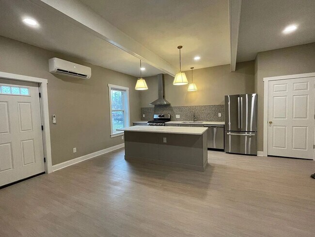 Building Photo - Available Newly Renovated 2 Bedroom and 1....