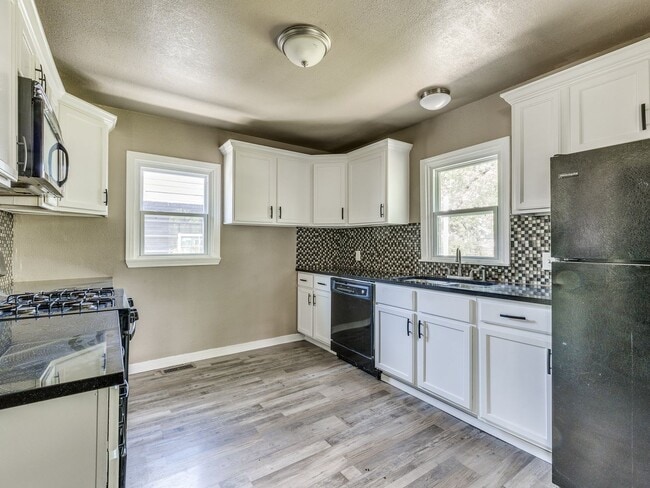 Building Photo - Great home, 4 bedrooms or 3+study, 1.5 bat...