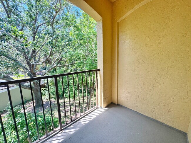 Building Photo - Las Palmas One-Bedroom townhouse with garage