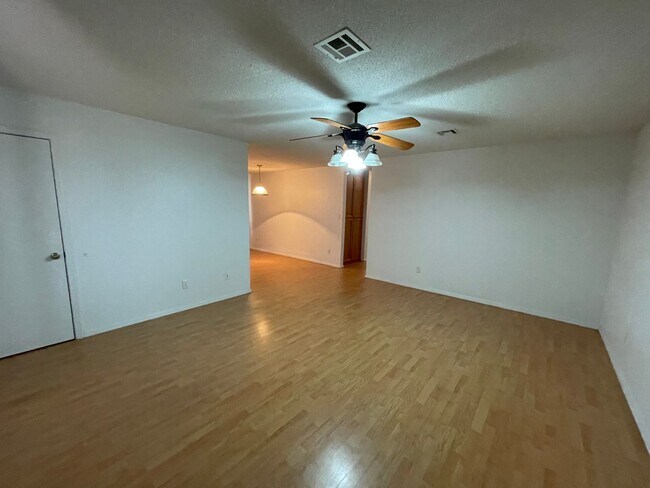 Building Photo - 3 BEDROOM HOME ON HUGE LOT WITH SOLAR  INCLUDED!