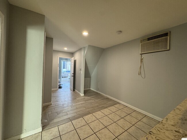 Building Photo - 12 Meadow St