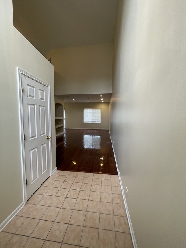 Building Photo - 1904 Maureen Dr