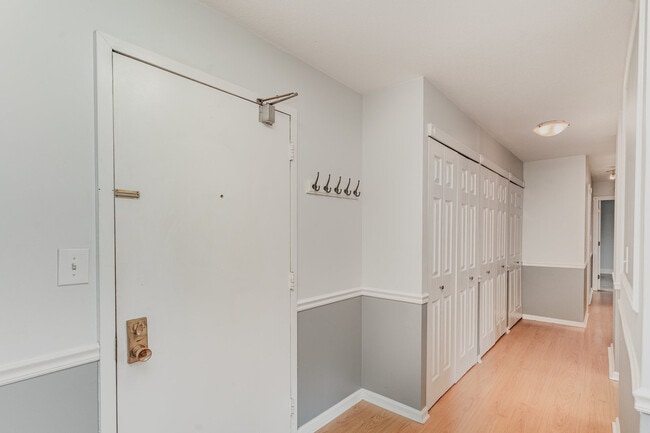 Building Photo - 111 S Baybrook Dr