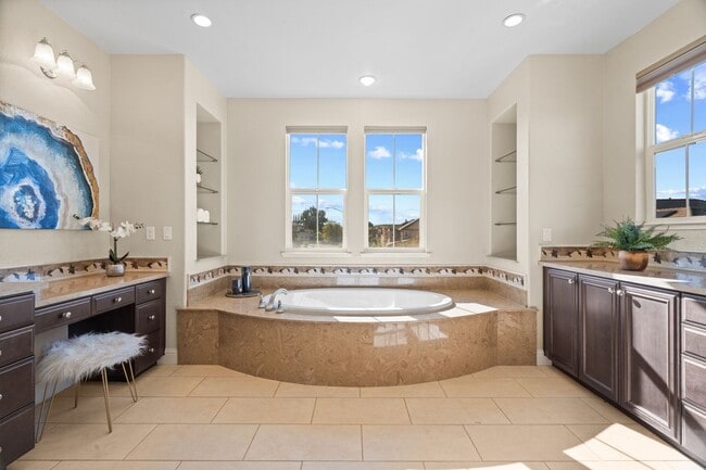 Building Photo - HILLTOP CORNER HOME WITH GORGEOUS VIEWS