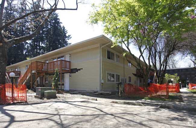 Primary Photo - Duck Country - Wilsonville Heights Apartments