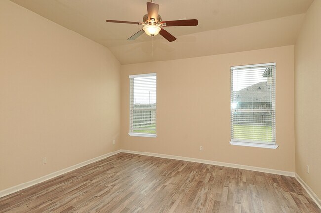 Building Photo - 3042 Camelia View Ln