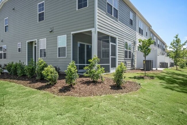 Building Photo - End Unit Townhome | Screened Back Porch | ...