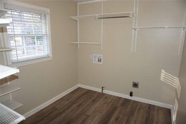 Building Photo - 1140 Falstaff Dr