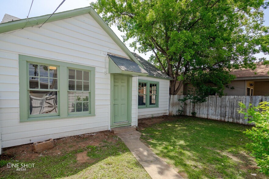 Building Photo - 1102 Poplar St