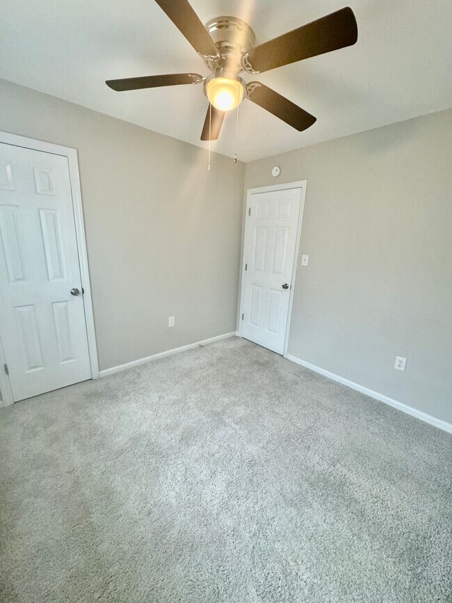 Building Photo - Charming three bedroom, two bathroom home in North Charleston!