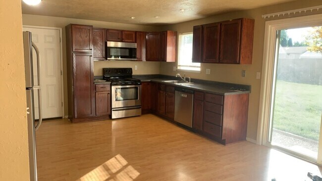 Building Photo - 54- 12th, Poplar