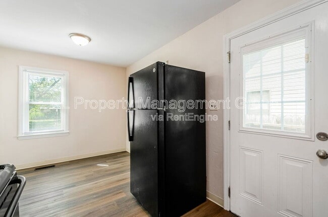 Building Photo - 3233 Hiawatha St