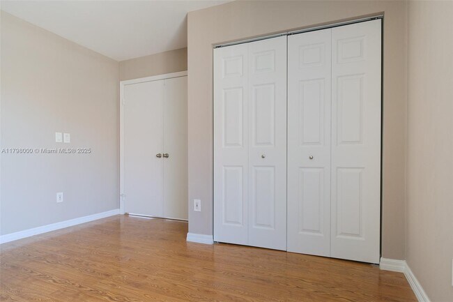 Building Photo - 301 Club Cir
