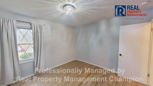 Building Photo - Adorable 3 BD/2 BA with Large Lot on Cul-de-Sac