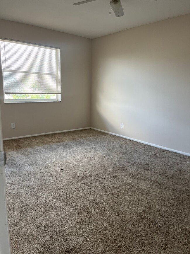 Building Photo - Nice 2 Bed 1 Bath, Unit Located in Quiet S...