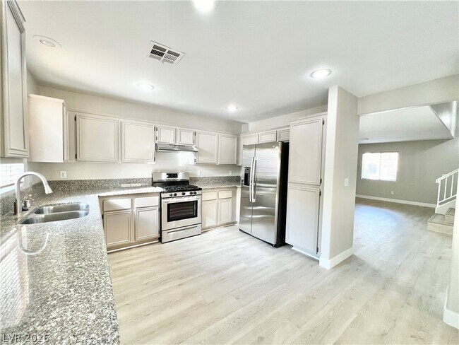 Building Photo - 1705 Encarta St