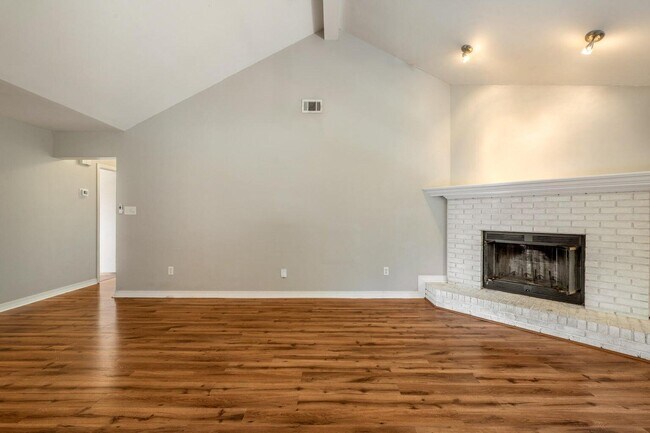 Building Photo - 2240 Prytania Cir