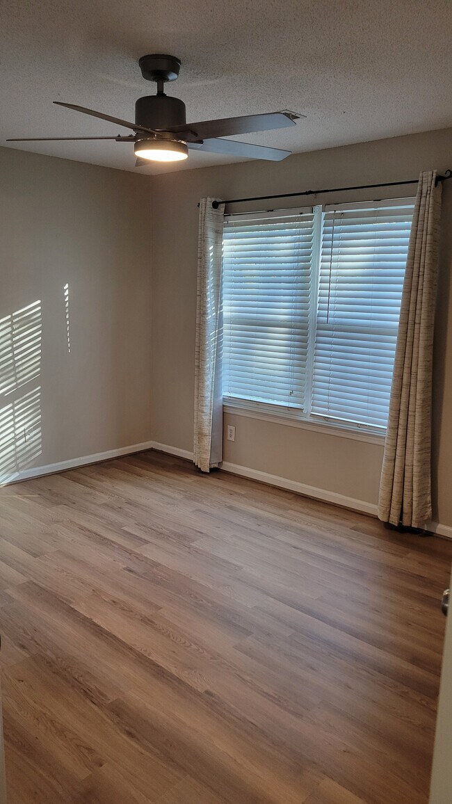 Building Photo - 343 Leisure Ct