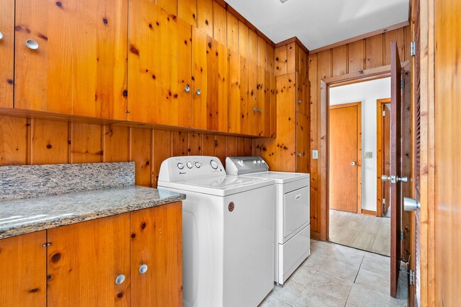 Building Photo - 615 Forestdale Dr