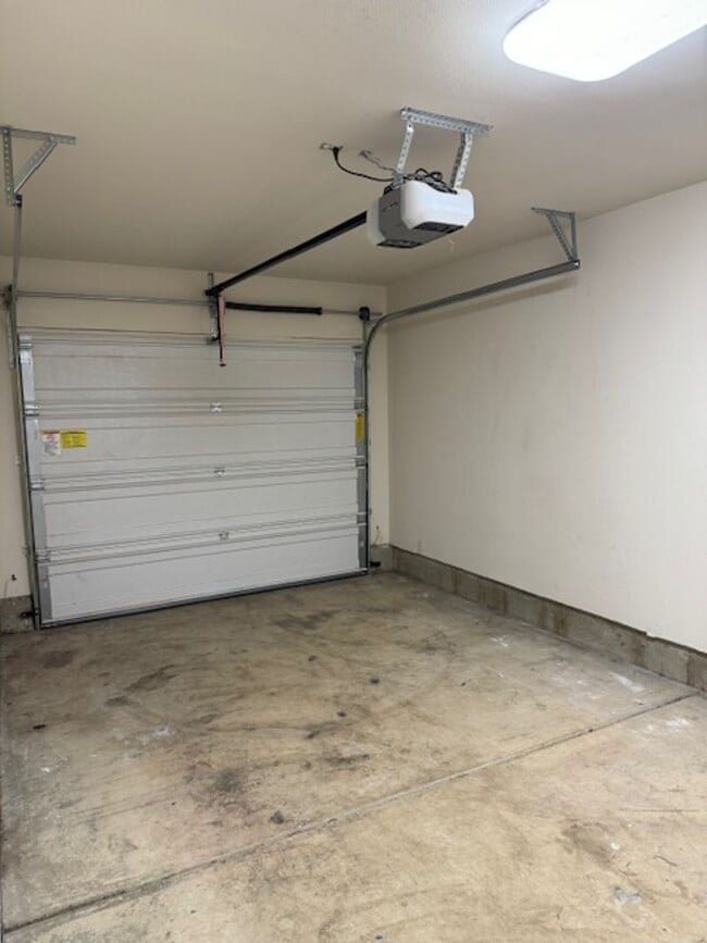 Building Photo - 2 Bedroom Townhouse with a fenced backyard!