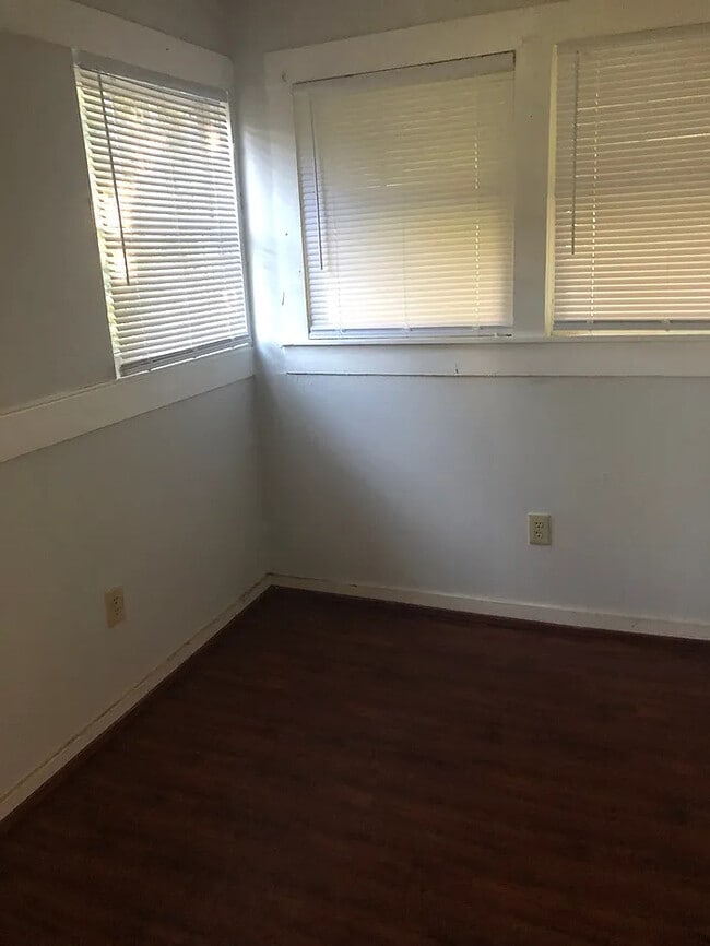 Building Photo - 2 Bedroom 1 Bathroom