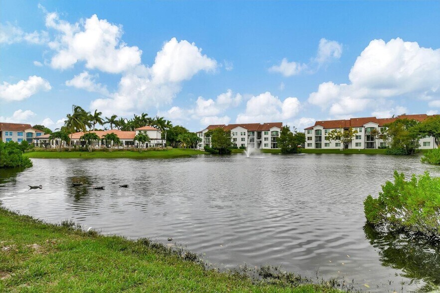 Building Photo - 703 Villa Cir