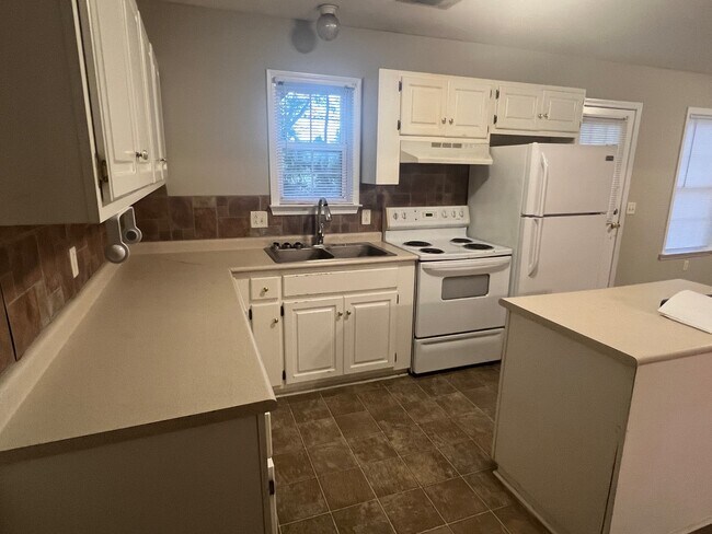 Building Photo - 2204 Gretels Hunt