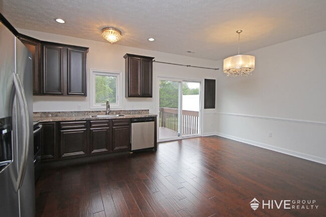 Building Photo - Modern 3BR Townhouse with Private Backyard...