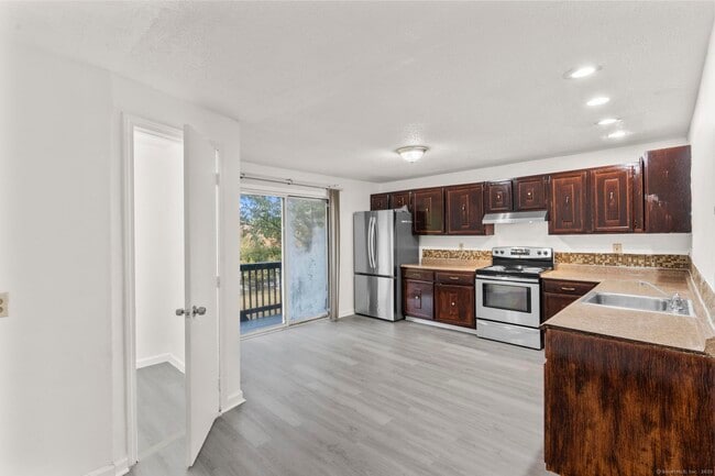 Building Photo - 123 Sumac St