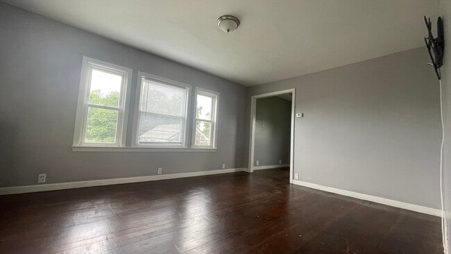 Building Photo - 588 Hartford Ave W