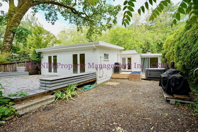 Building Photo - Bright, Stylish Fairfax Home with a Privat...