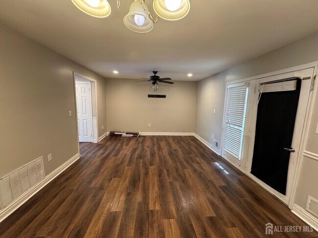 Building Photo - 10 Cosgrove Ct