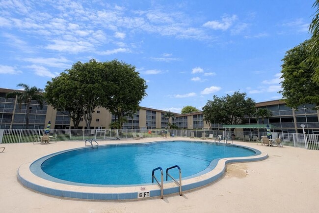 Building Photo - 700 Village Green Ct