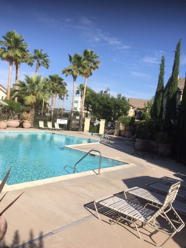 Building Photo - Luxury Natomas Condo