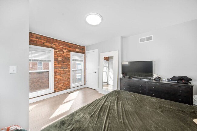 Building Photo - EAST FRANKLINTON ARTIST DISTRICT!  SUNNY N...