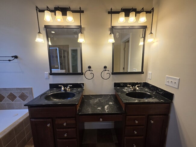 Building Photo - Spacious 4-Bedroom Home for Rent in Kings ...