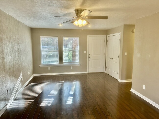 Building Photo - 35 Gore Ln