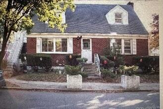Building Photo - 62 Ash St