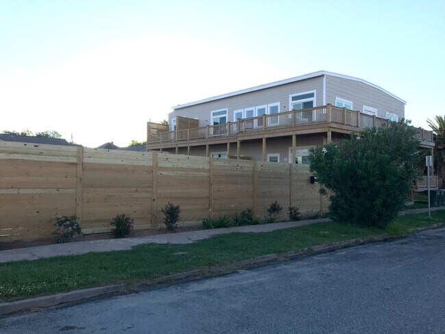 Building Photo - 2015 24th Street Rear