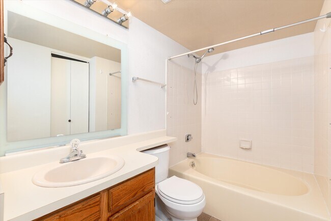Building Photo - 923 S Zeno Way