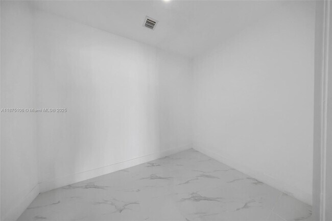 Building Photo - 700 NE 24th St