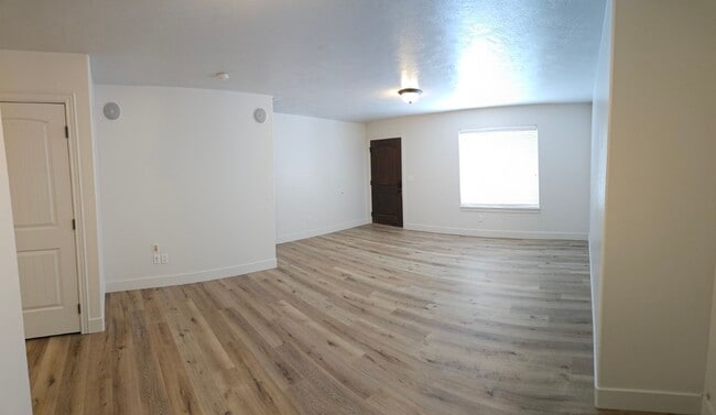 Building Photo - 576 Sunflower Rd