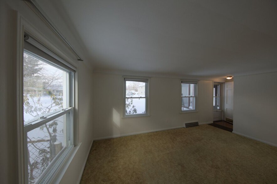 Building Photo - 9249 Whitall Ln