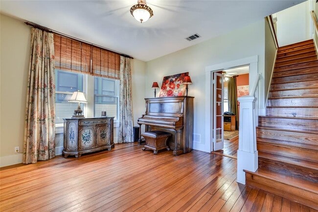 Building Photo - 1309 W 10th St