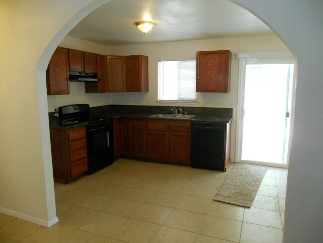 Building Photo - 3 BED W RV/BOAT PARKING