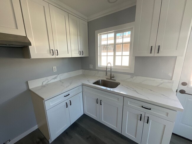 Building Photo - House - 2 Bedrooms / 1 Bathroom - Paramount